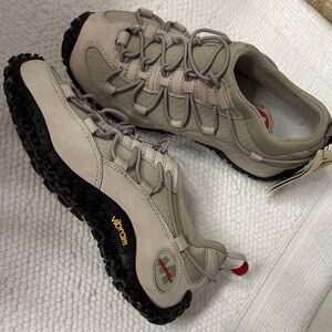 NWT Merrell Hiking shoe with Black Vibram soles, size 8